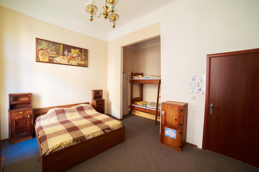 Hollywood Home Hostel Lviv Phòng bức ảnh