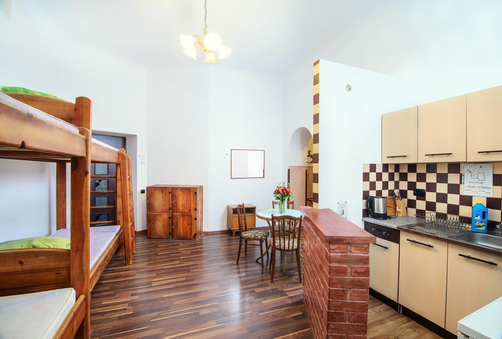 Hollywood Home Hostel Lviv Phòng bức ảnh