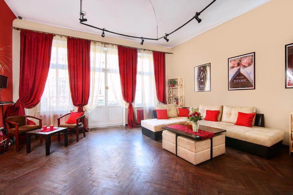 Hollywood Home Hostel Lviv Ngoại thất bức ảnh