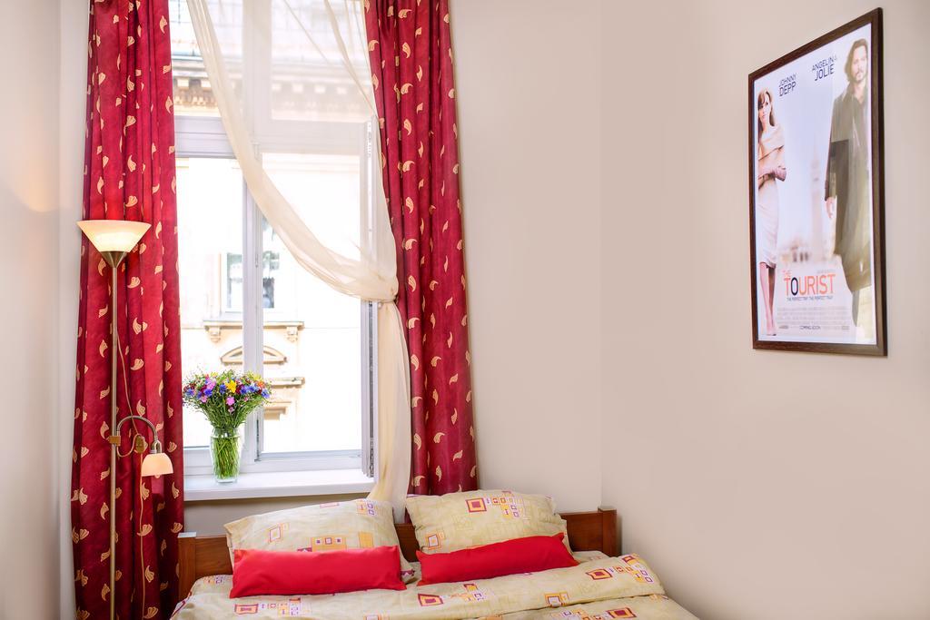 Hollywood Home Hostel Lviv Phòng bức ảnh
